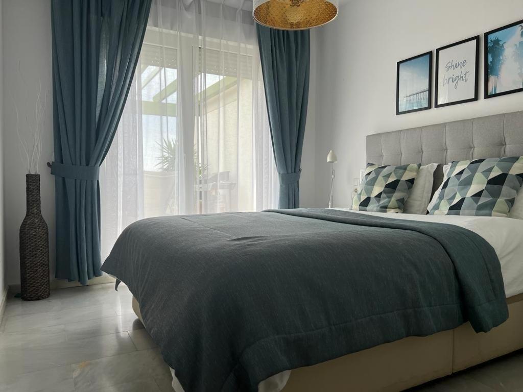 Frontline Beach Penthouse In Mi Capricho Sitio de Calahonda Dış mekan fotoğraf